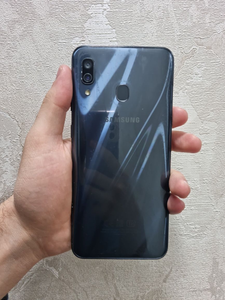 Продаю телефон Samsung galaxy A30, память 32 Гб. Версия андроида 11
