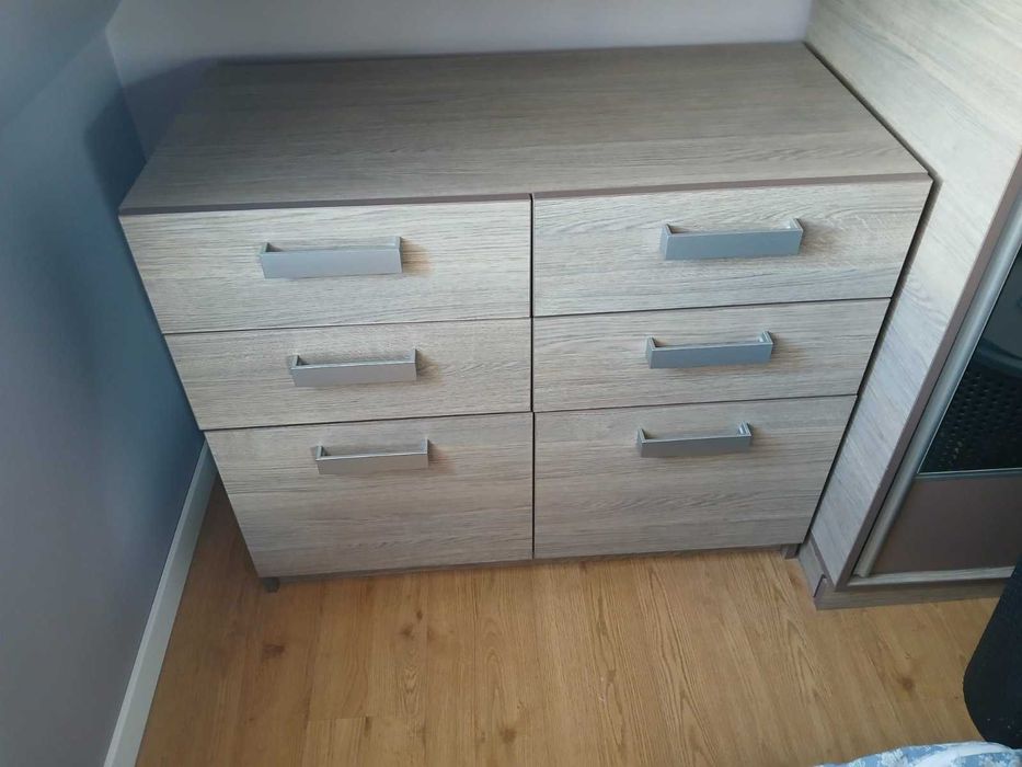 Продавам скринове/шкафове 2 броя + нощно шкафче