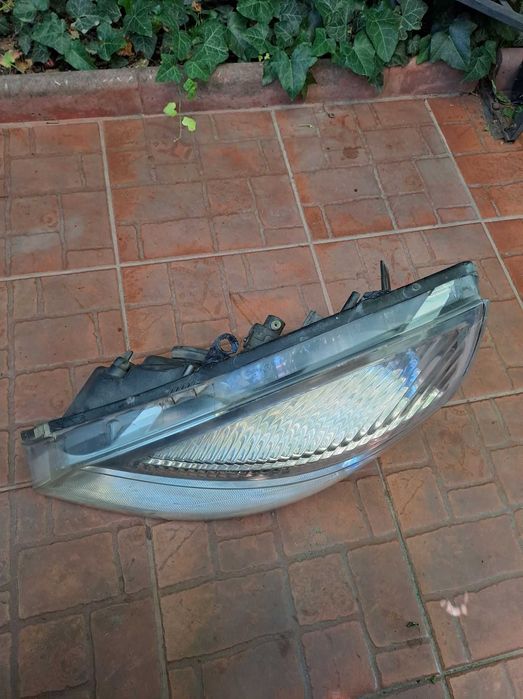 Far stanga/dreapta Bmw seria 1 F20 F21 an 2011-2015 , faruri noi