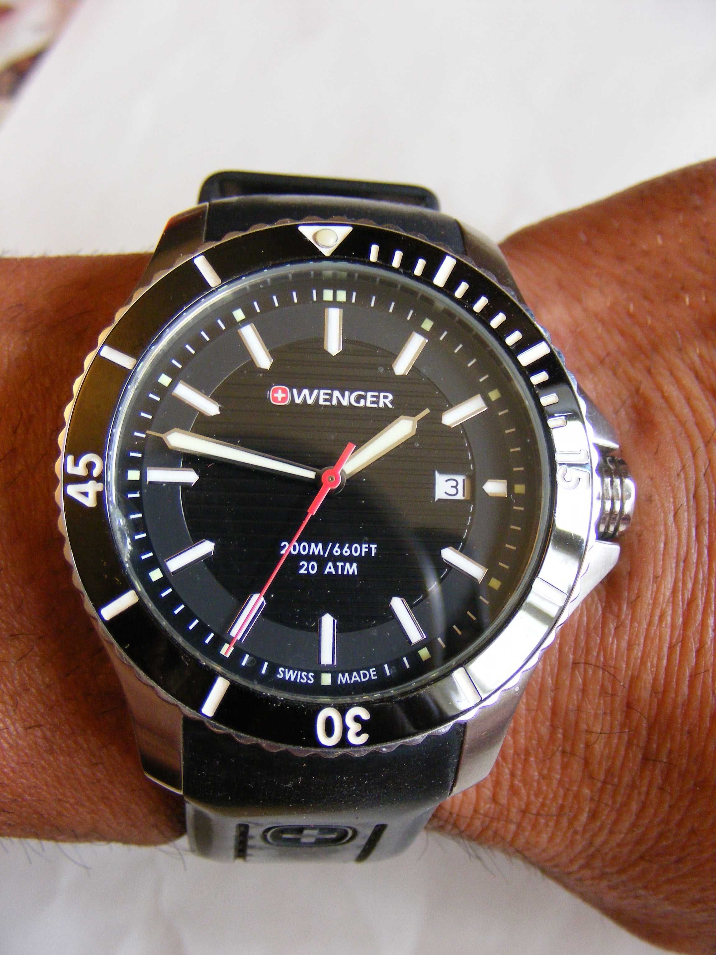 Wenger Swiss Army 200m/660ft Men's 43 mm.