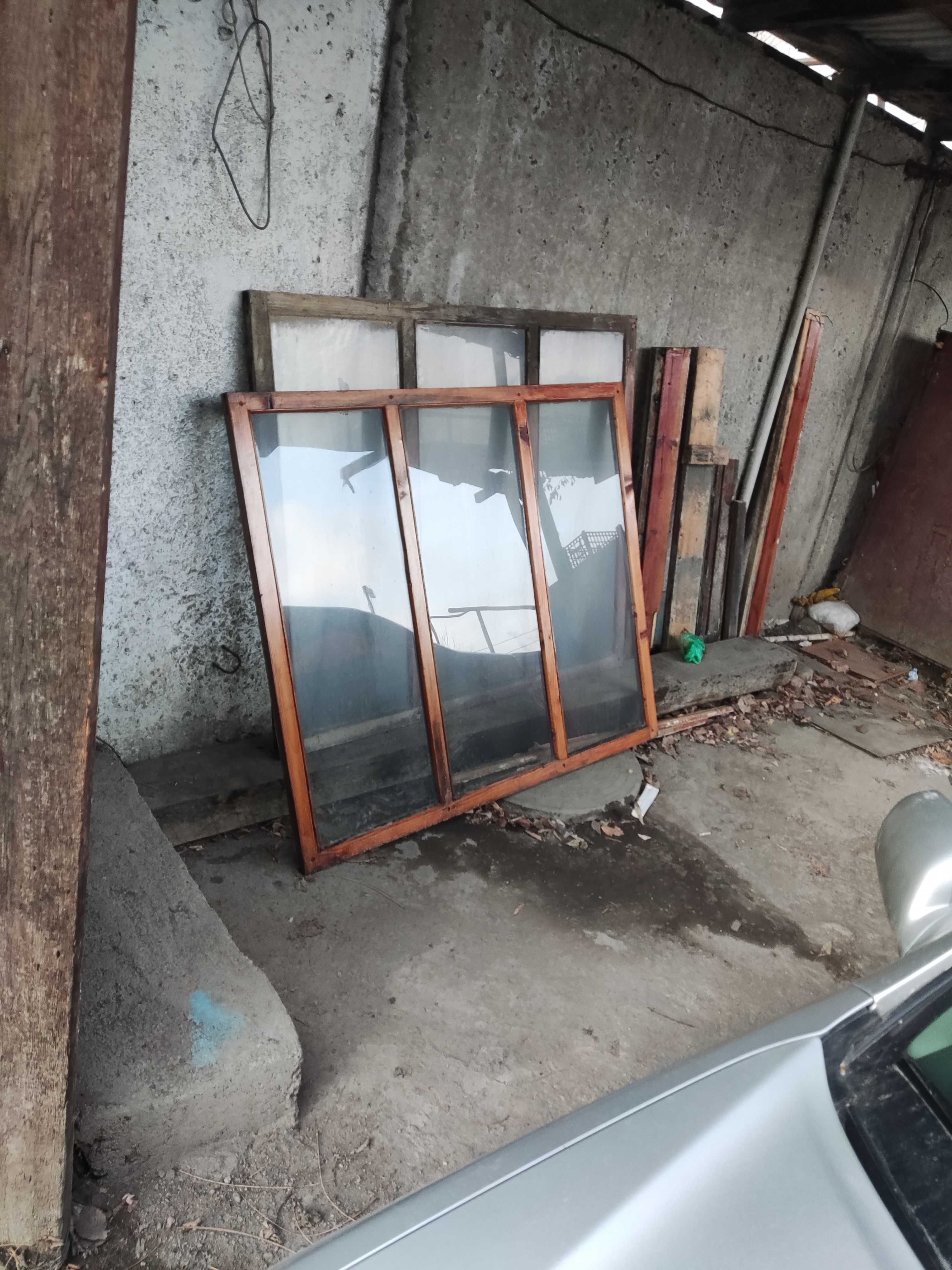 Окно из дерева из трёх секции.