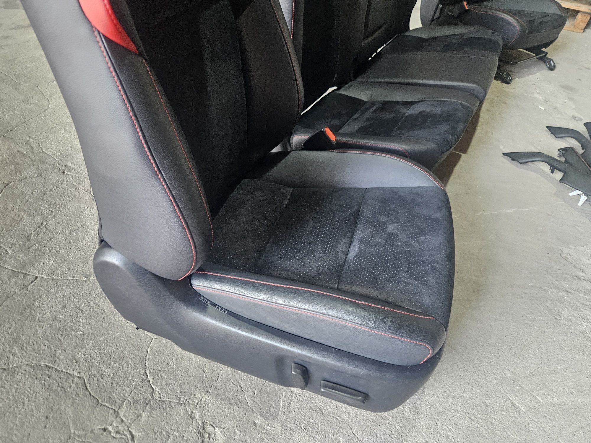 Салон/седалки за Toyota Hilux GR Sportl