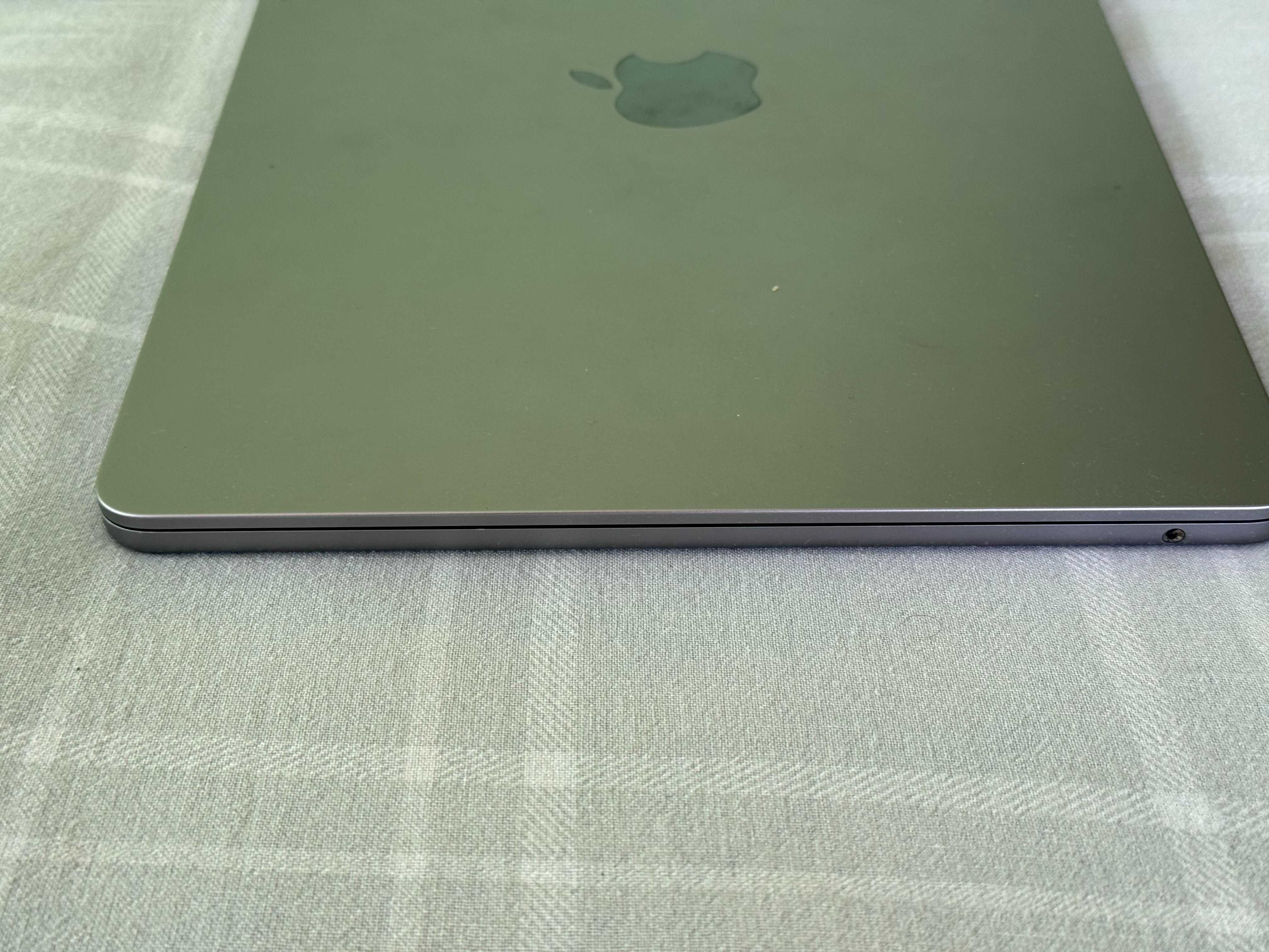 Macbook M2, 2022, 14", 8GB RAM, 256GB