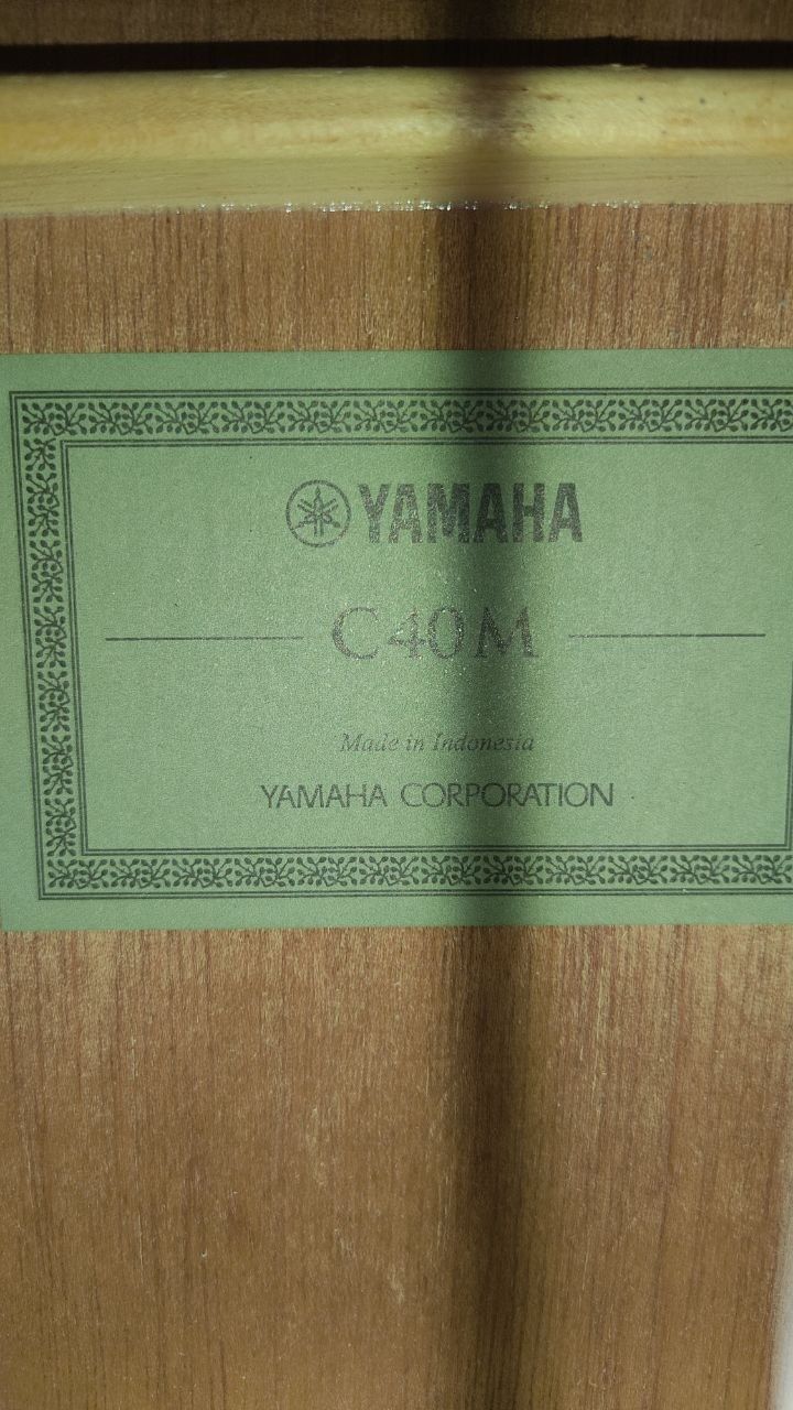 Продаётся гитара Yamaha C40M