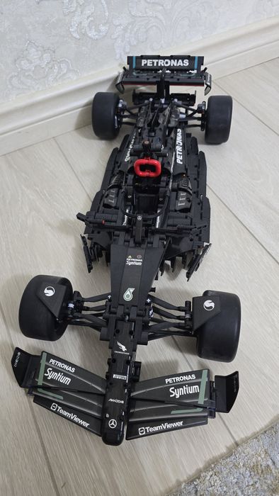 Собранная машина из лего.Mercedes-AMG F1 W14 E Performance