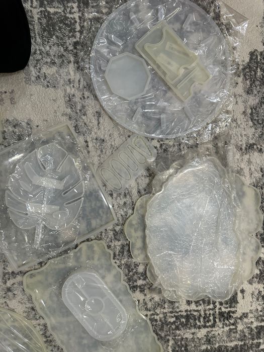 Силиконовые молды, эпоксидная смола и разные краски и блестки для них