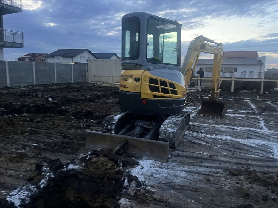 Inchiriez buldoexcavator si excavator 3,5 tone cu picon