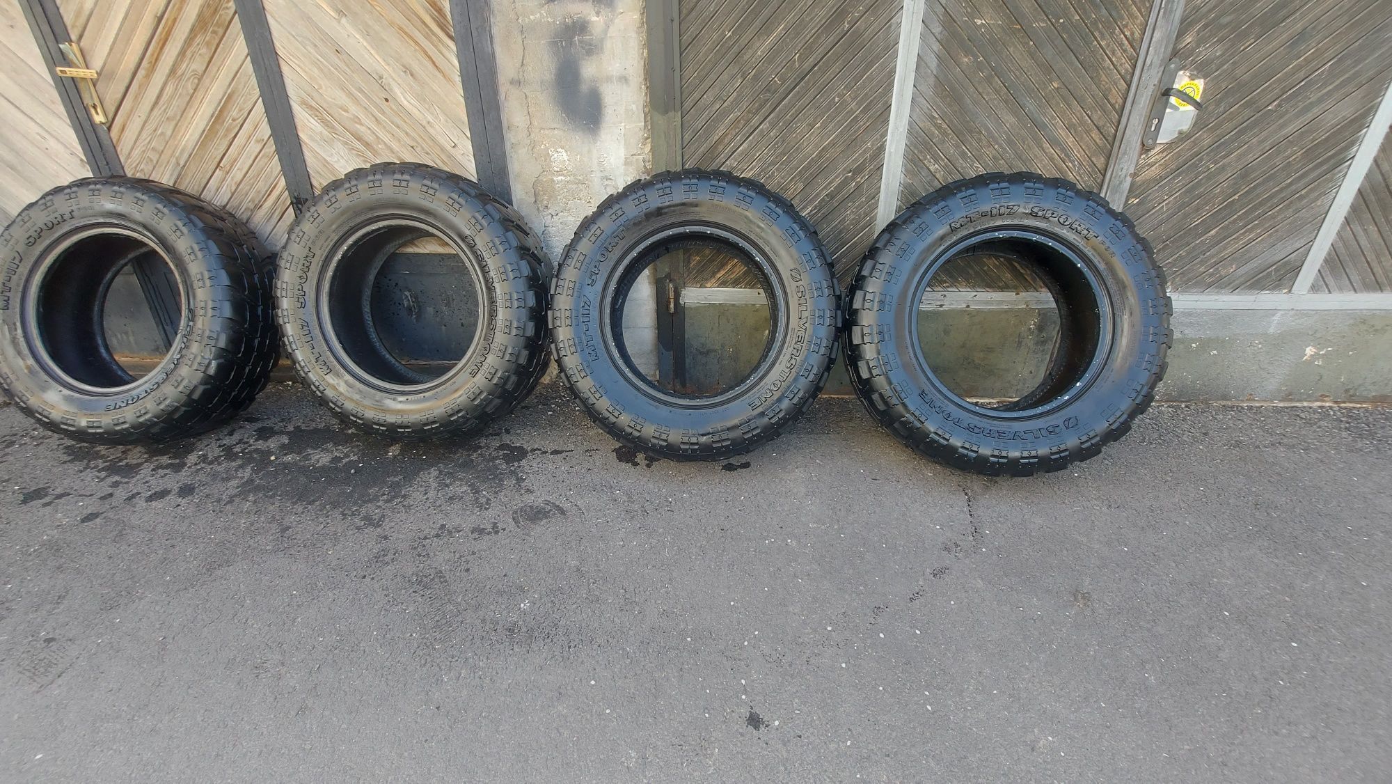 Продавам джипови гуми