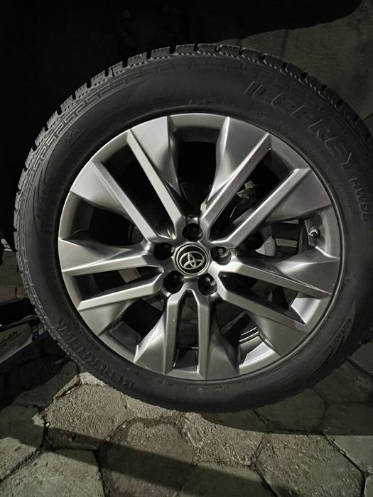 Продам  зимнию резину 235/55/19