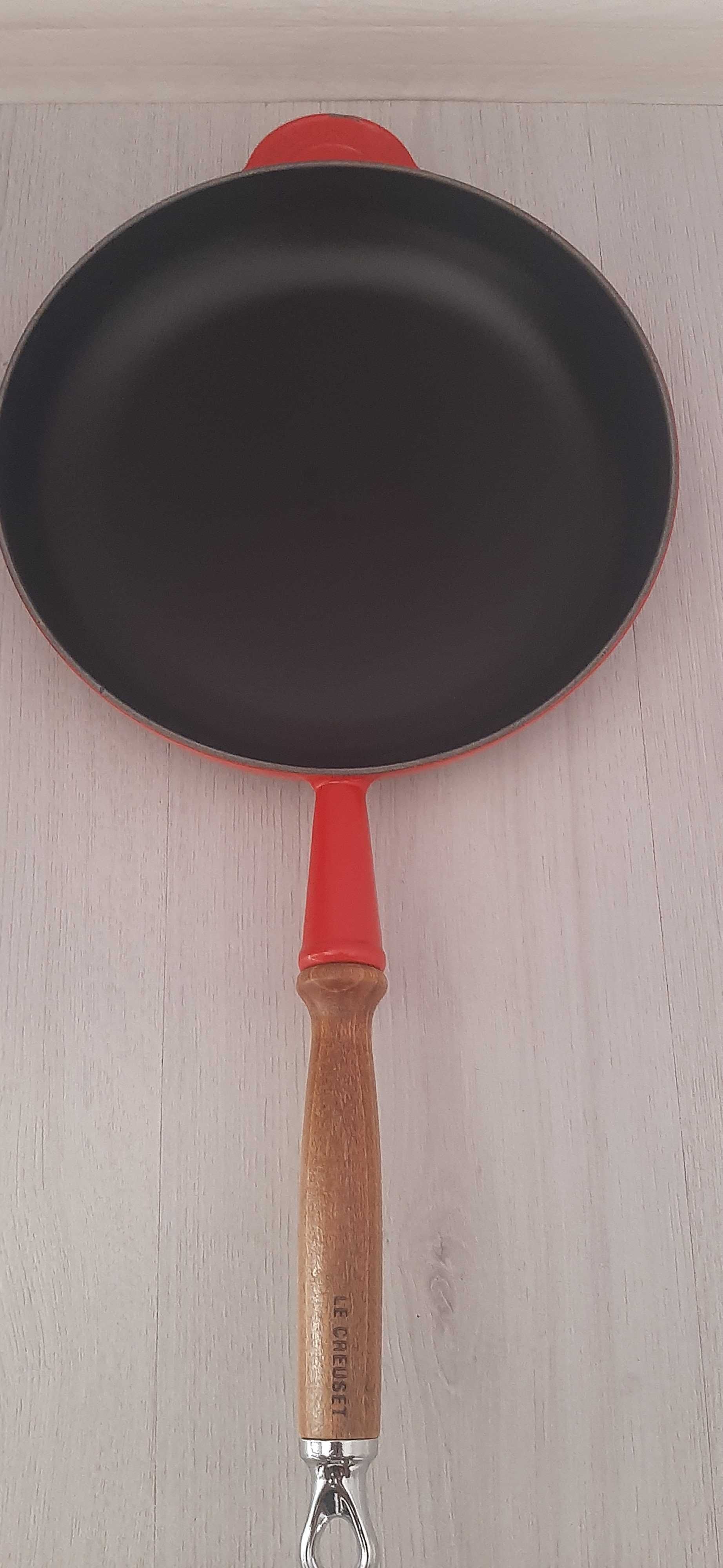 Чугунен тиган Le Creuset с дървена дръжка, 26 см