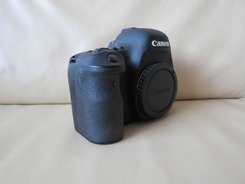 Aparat Foto DSLR Canon EOS 6D Mark II (Body) + 2 Baterii