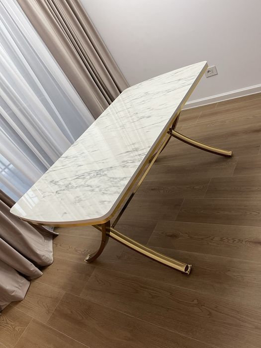 Masa living cu picioare aurii