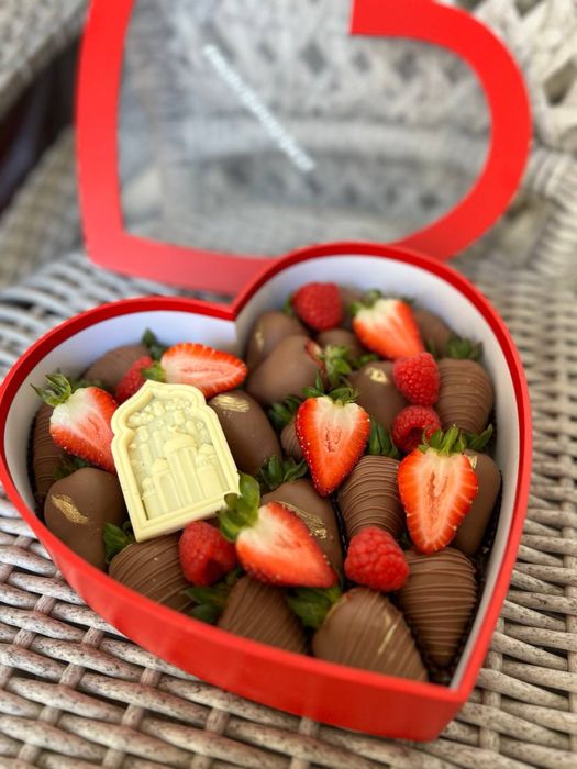 Фрукты в шоколаде подарок