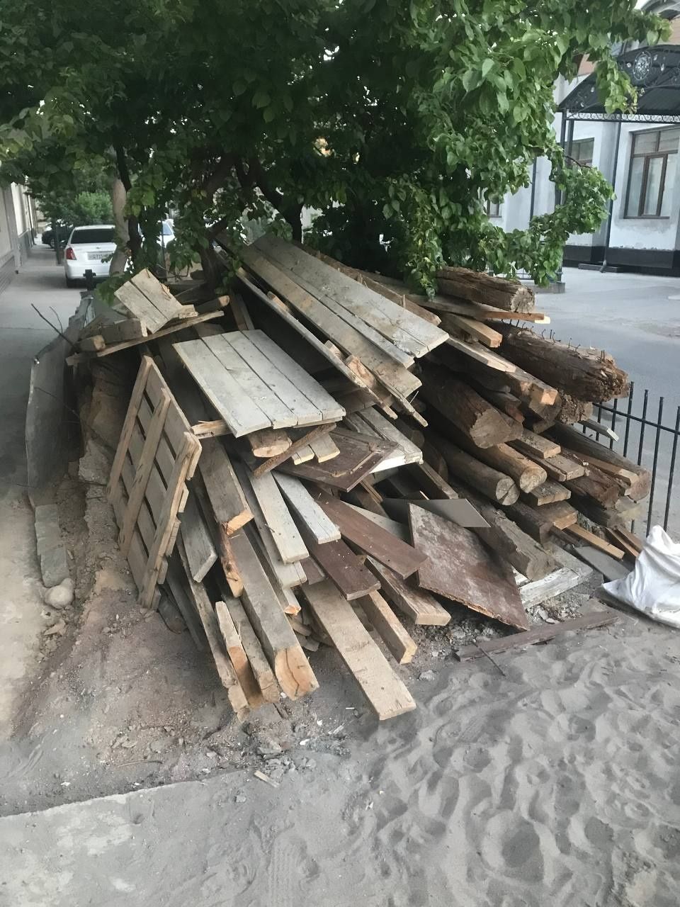 Тахта Утин сотилади