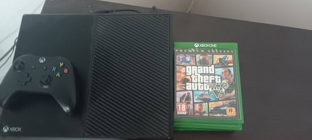Xbox one de vânzare în stare perfectă cu un controler și 7 jocuri .