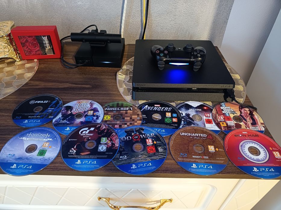Vând PS4 Slim, Stare Impecabila, Funcționează Perfect , Multe Jocuri