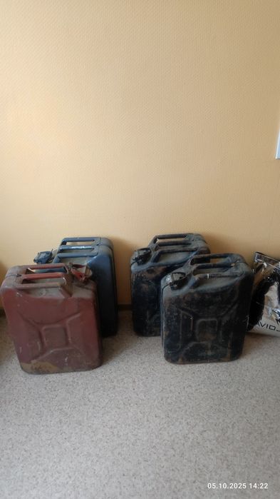 Продам канистры 5 штук.