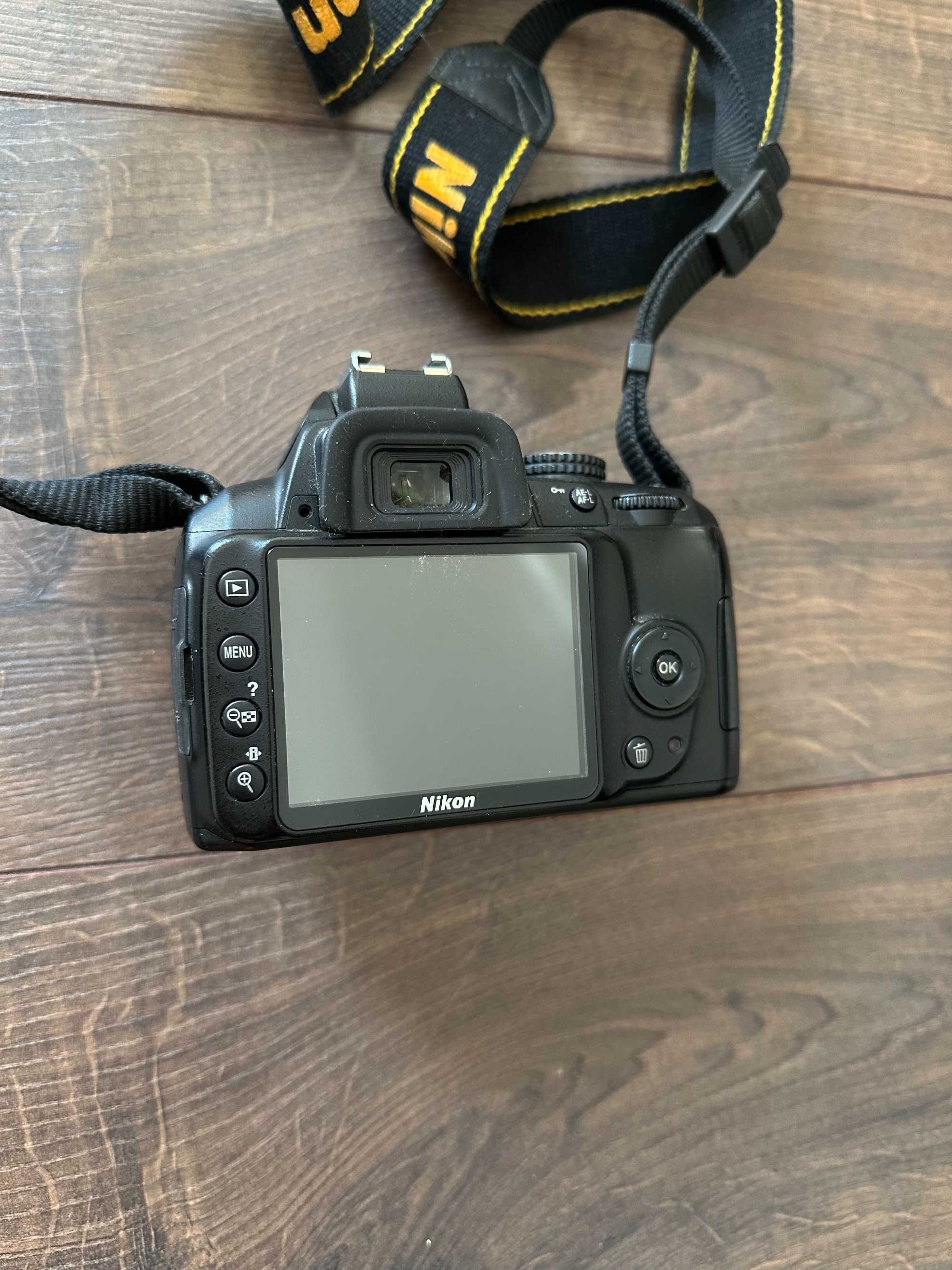 Nikon D3000 за части + аксесоари