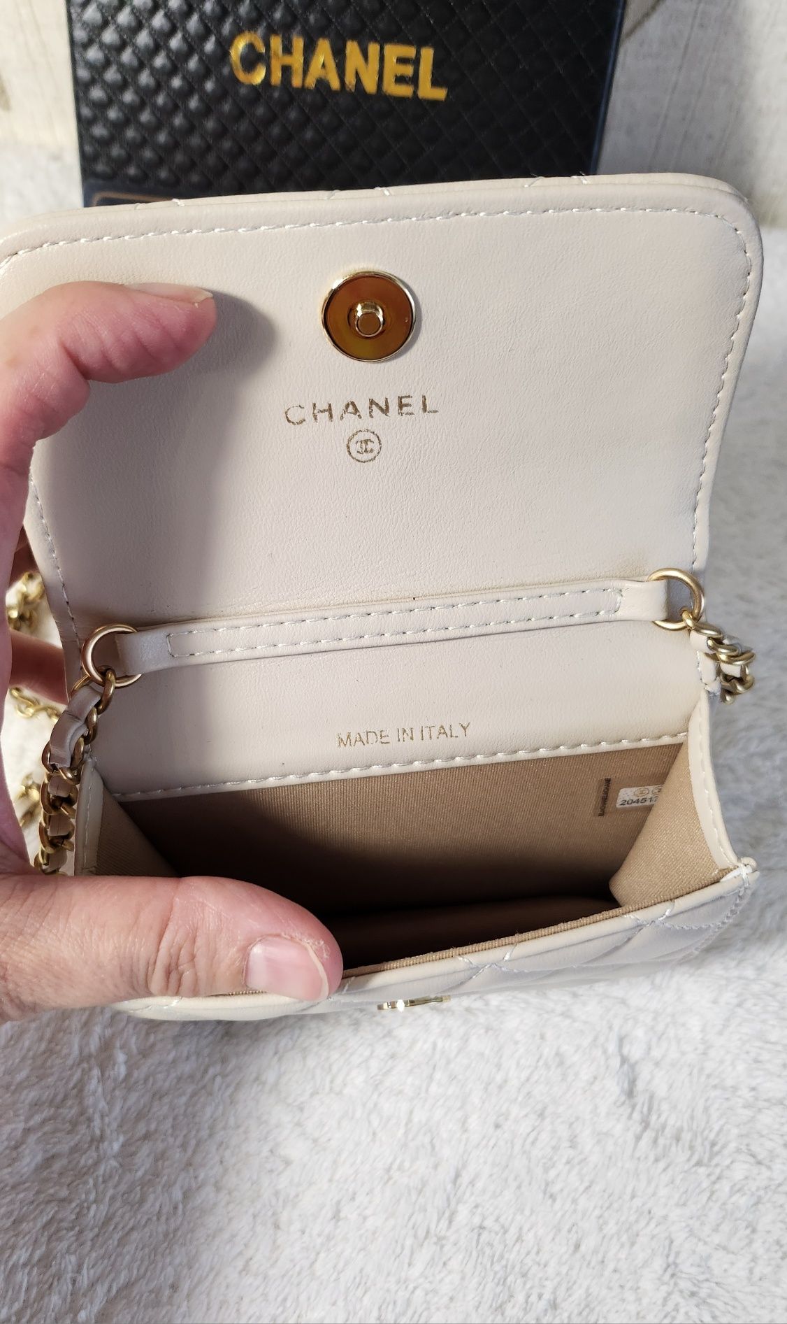 Мини-сумочка Chanel на цепочке через плечо