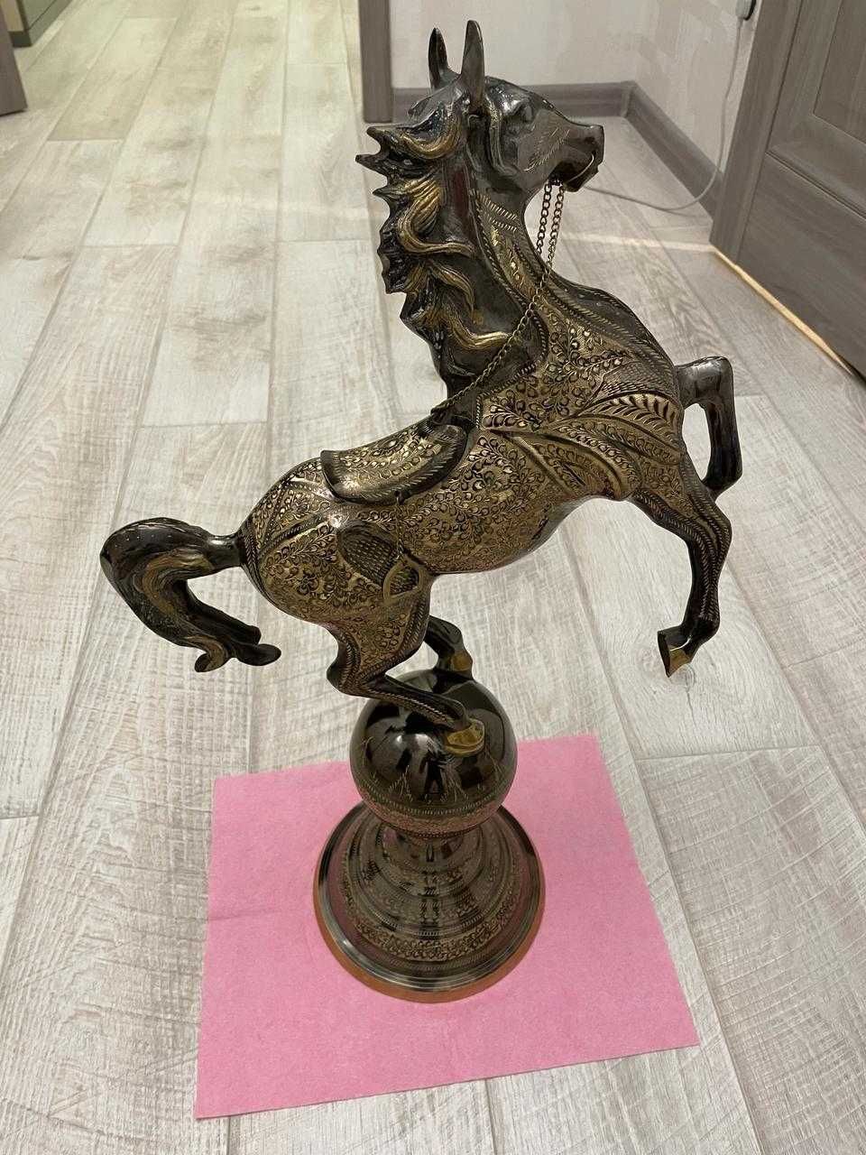 Статуэтка бронзового коня
