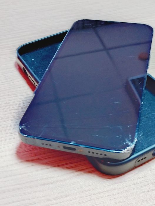 Продавам Iphone 13 128gb