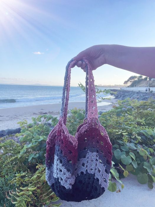 Уникална ръчно плетена чанта от памучно макраме в сиво, розово, черно