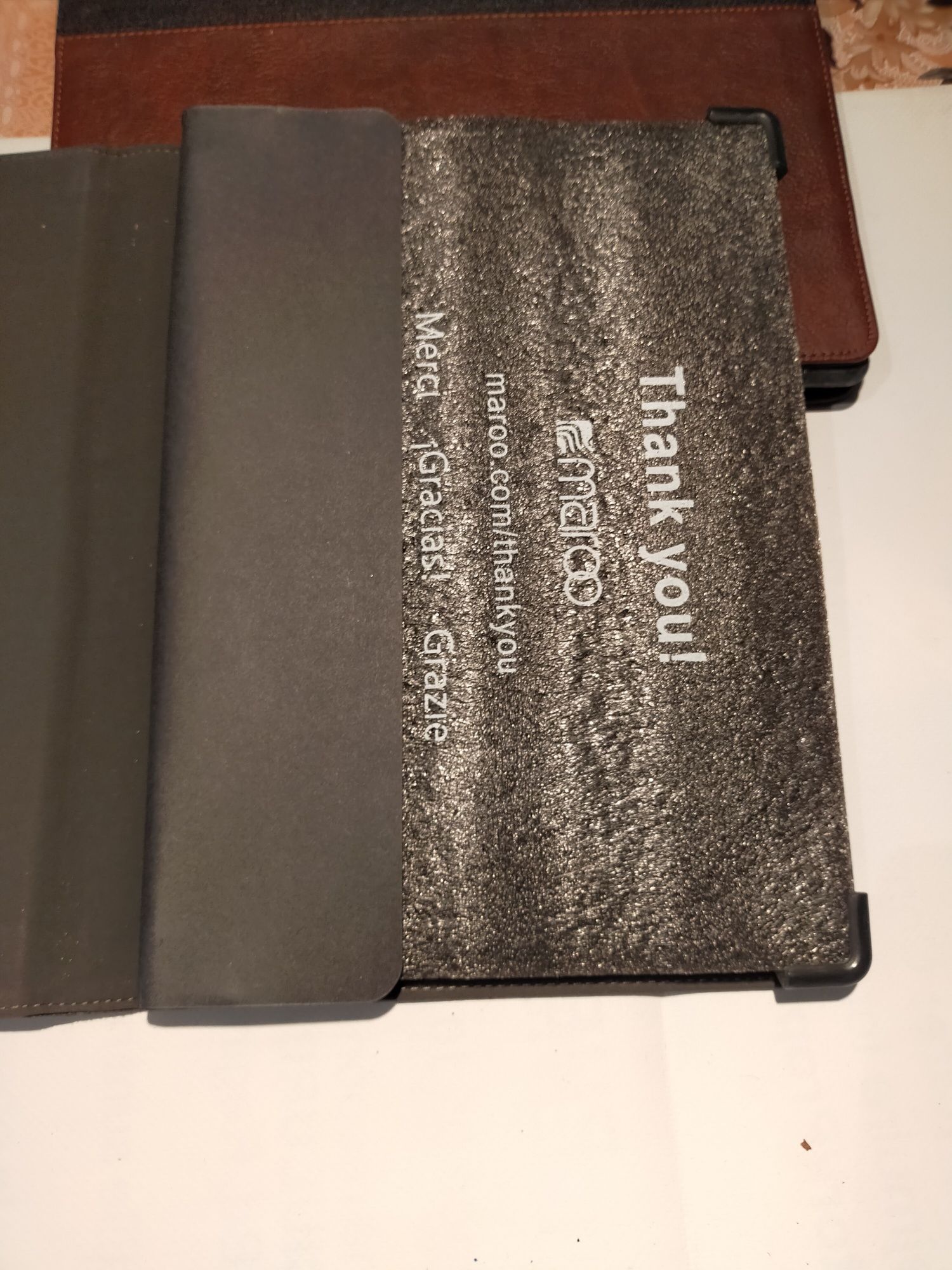 Vând Huse tableta de 320mm diagonală.