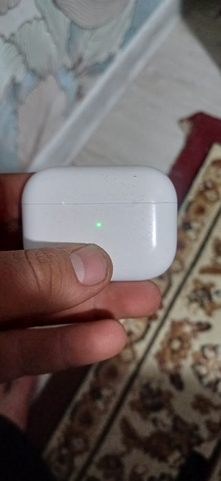 Продам наушники оригинальные Airpods 2