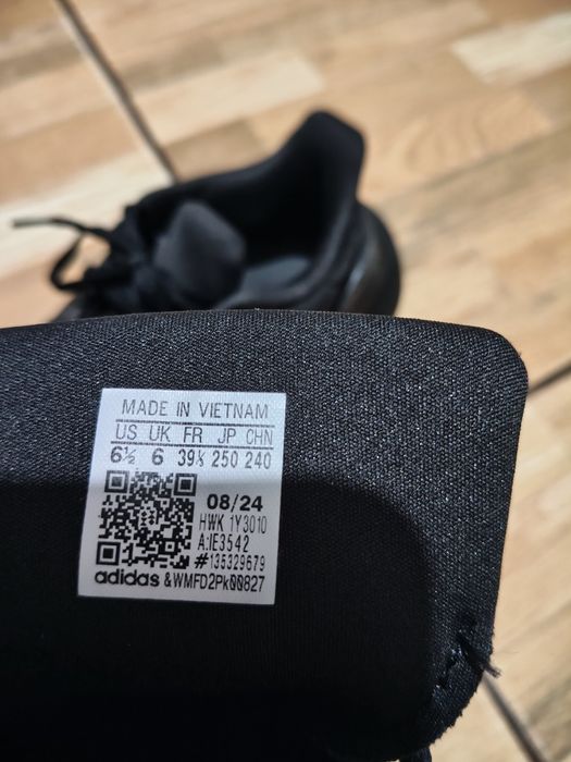 Adidași de vânzare