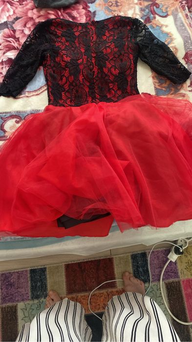 Rochie ocazie rosu cu negru dantelat