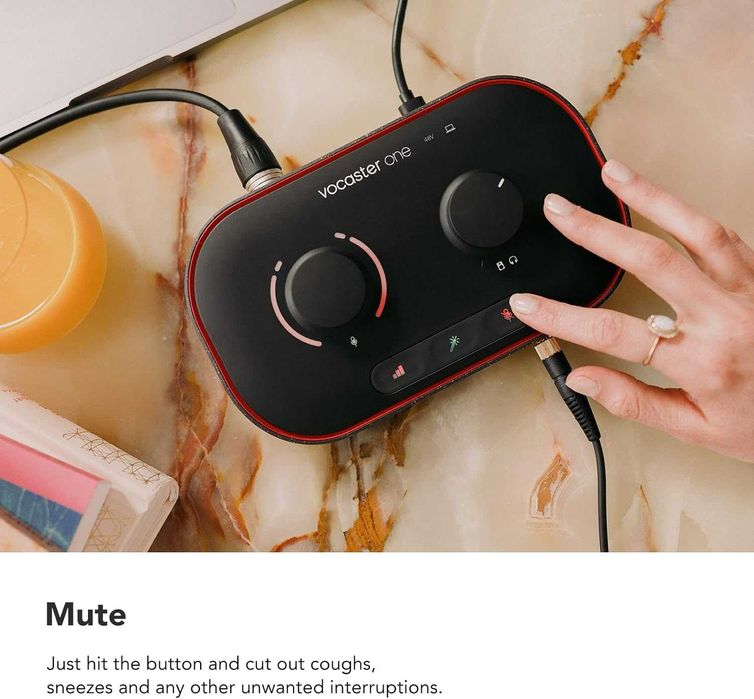 Kit Podcast PRO: Shure SM7B + Braț RØDE PSA1 + Interfață Vocaster One.