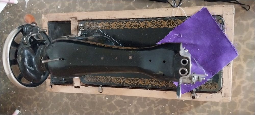 Продам швейную машинку рабочая советская