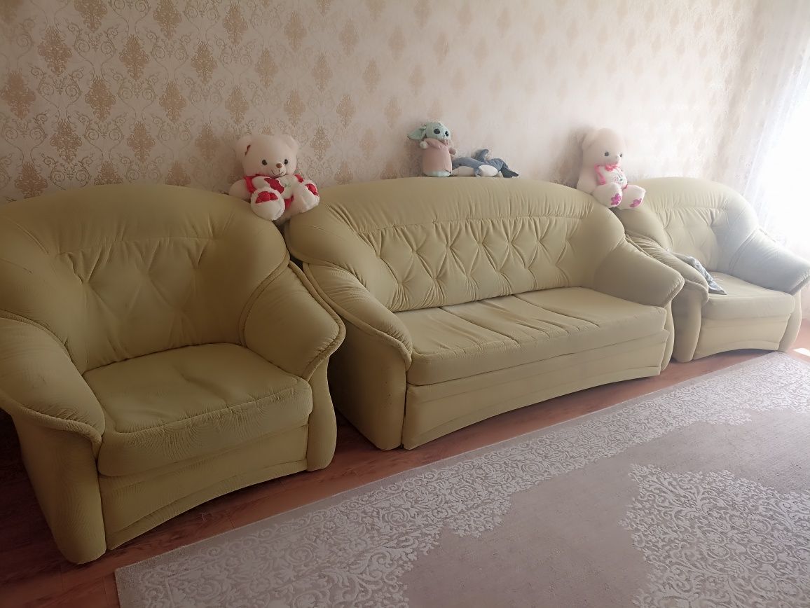 Мягкий уголок: диван, два кресло
