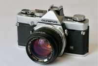 Olympus OM-1  cu  obiectiv 50/1,4 , aparat pe film Leica