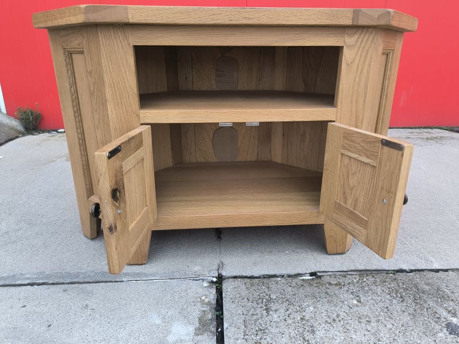 ТВ шкаф от масивен дъб
