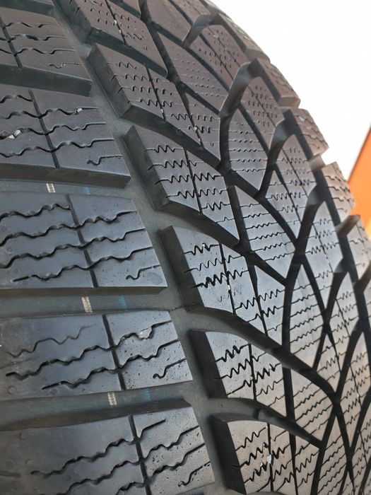 Зимни гуми 2 броя GOODYEAR UltraGrip 235 50 R19 дот 4719