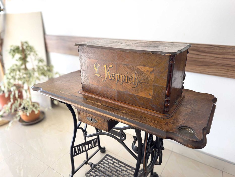 Mașină de Cusut Antică Wartburg Familia, Cu Masă Fontă, Decor Vintage