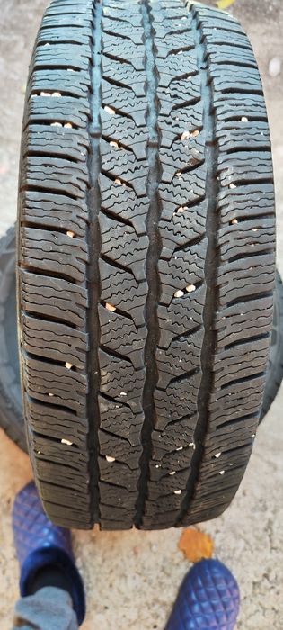 Vând 2 cauciucuri Continental 215 65 R16 C