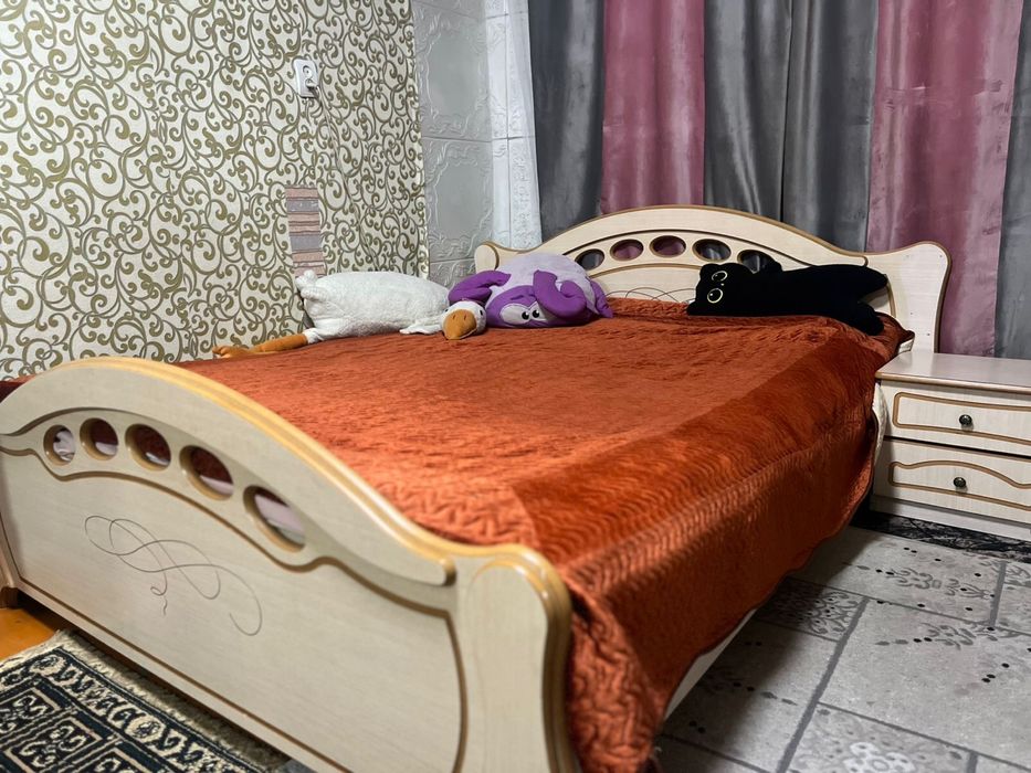 Продаётся двуспальная кровать с двумя прикроватными тумбочками