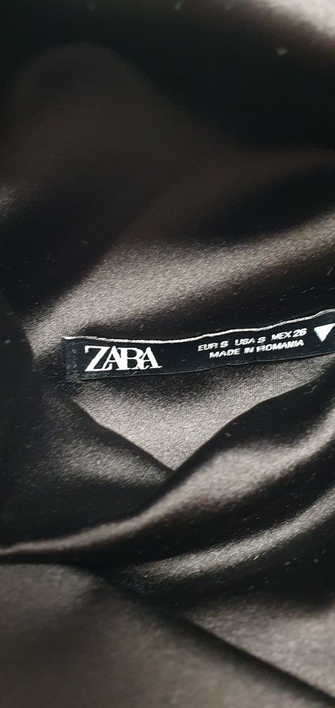 Vând rochie Zara neagra din satin