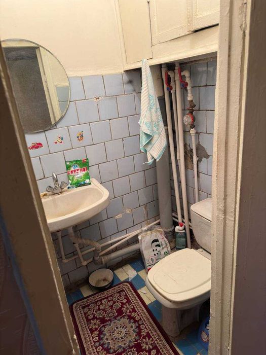 своя 2х комнатная  без ремонта. на первом этаже