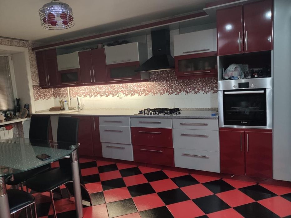 Продам 4х комнатную квартиру район Достык Молла.