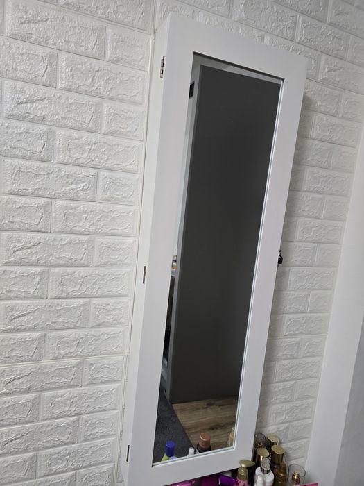 Шкаф за бижута с огледало и ключ