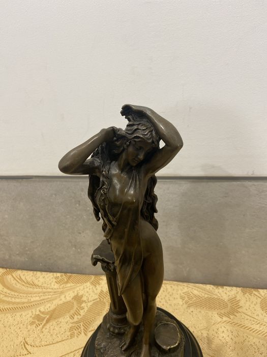 Statueta bronz masiv .inaltime 32 cm