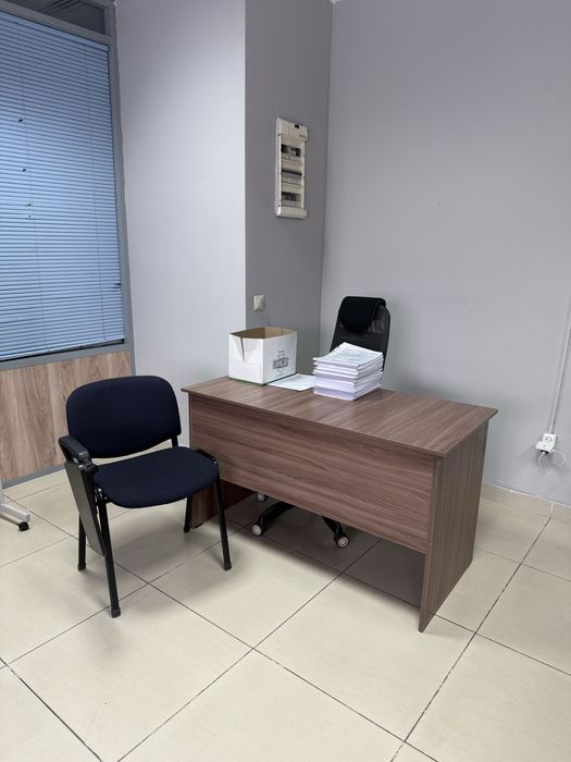 Продам офисные стулья и столы