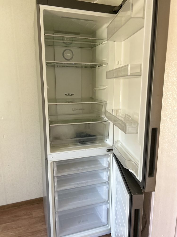 Холодильник б/у, работает идеально, продаю в связи с переездом