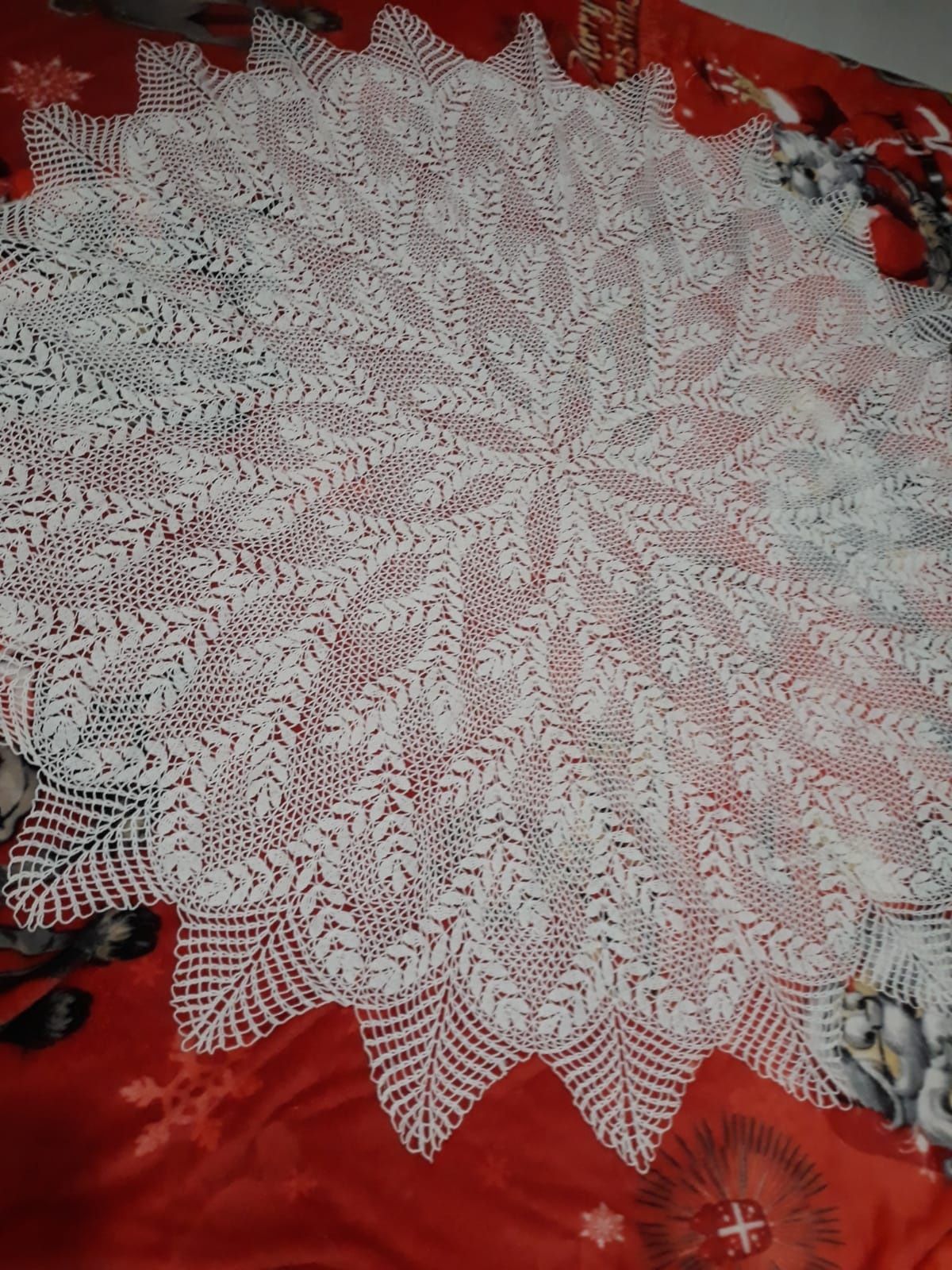 Față de masă rotundă,croșetată din macrame