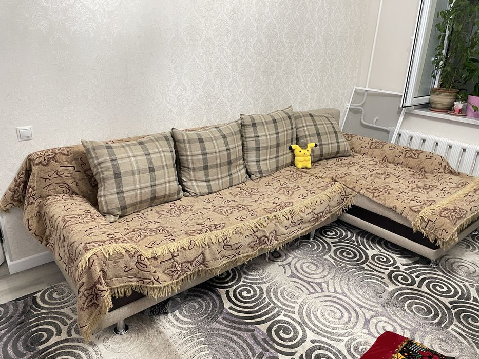 Продаеться диван вместе с подушками