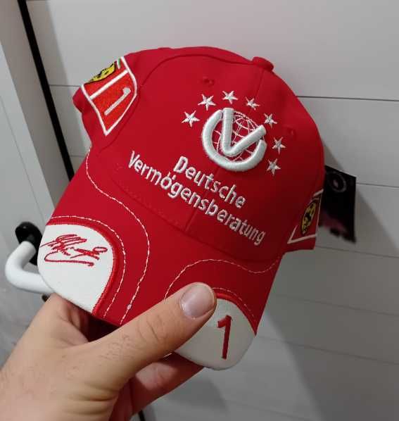 Оригинална шапка на Михаел Шумахер с автограф