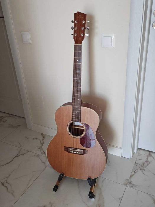 Chitară electro-acustică Hora Jumbo Mahon EQ
